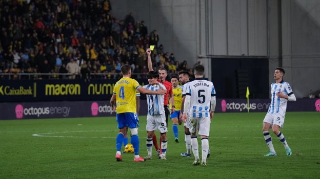 Rubén Alcaraz ha sido bastante amonestado esta temporada.