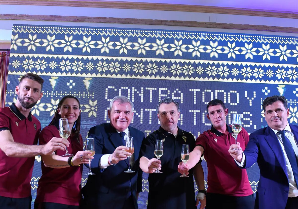 Capitanes de los equipos masculino, femenino y Genuine, junto a Vizcaíno, Sergio y Contreras