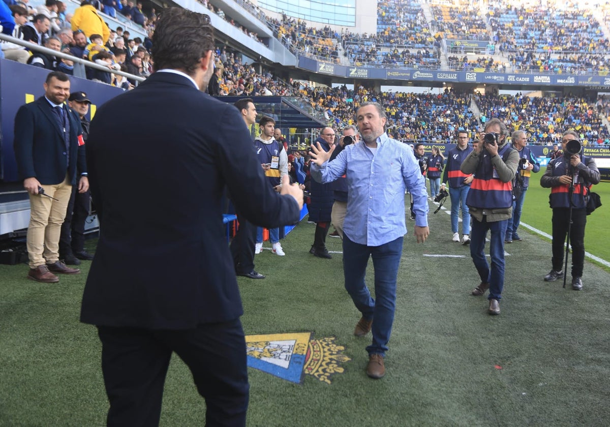 Sergio saluda a Baraja en su último partido al frente del Cádiz CF.