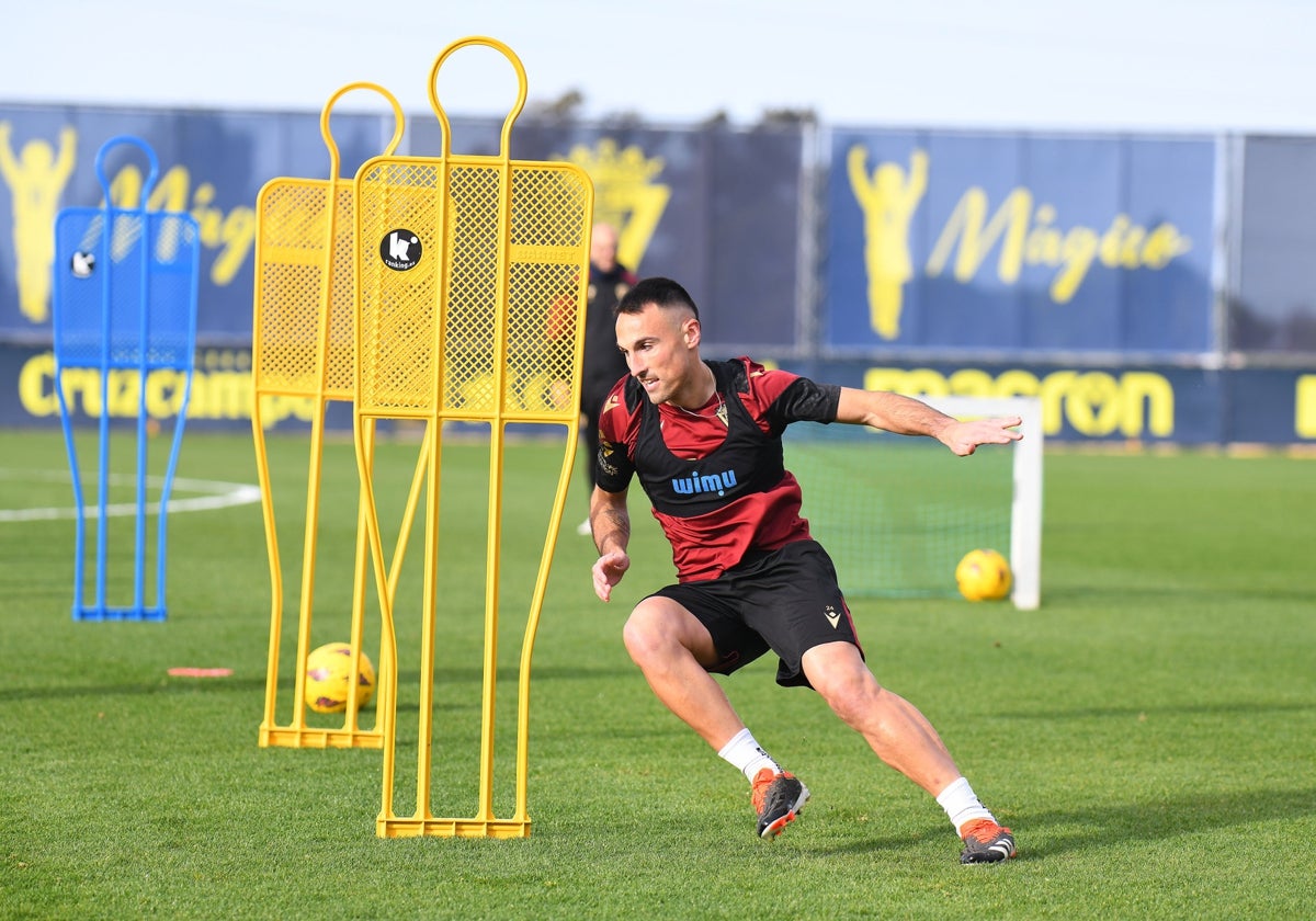 San Emeterio, en su último entrenamiento antes del encuentro ante el Valencia.