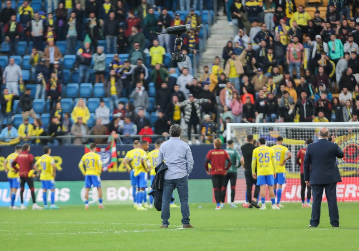 La grada de fondo sur recriminó al equipo su rendimiento.