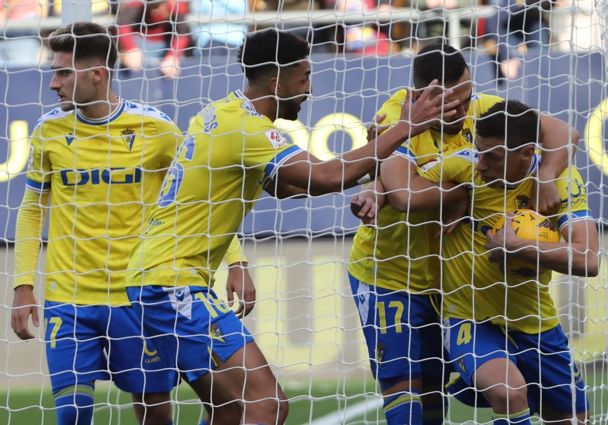 El Cádiz CF visita al Deportivo Alavés.