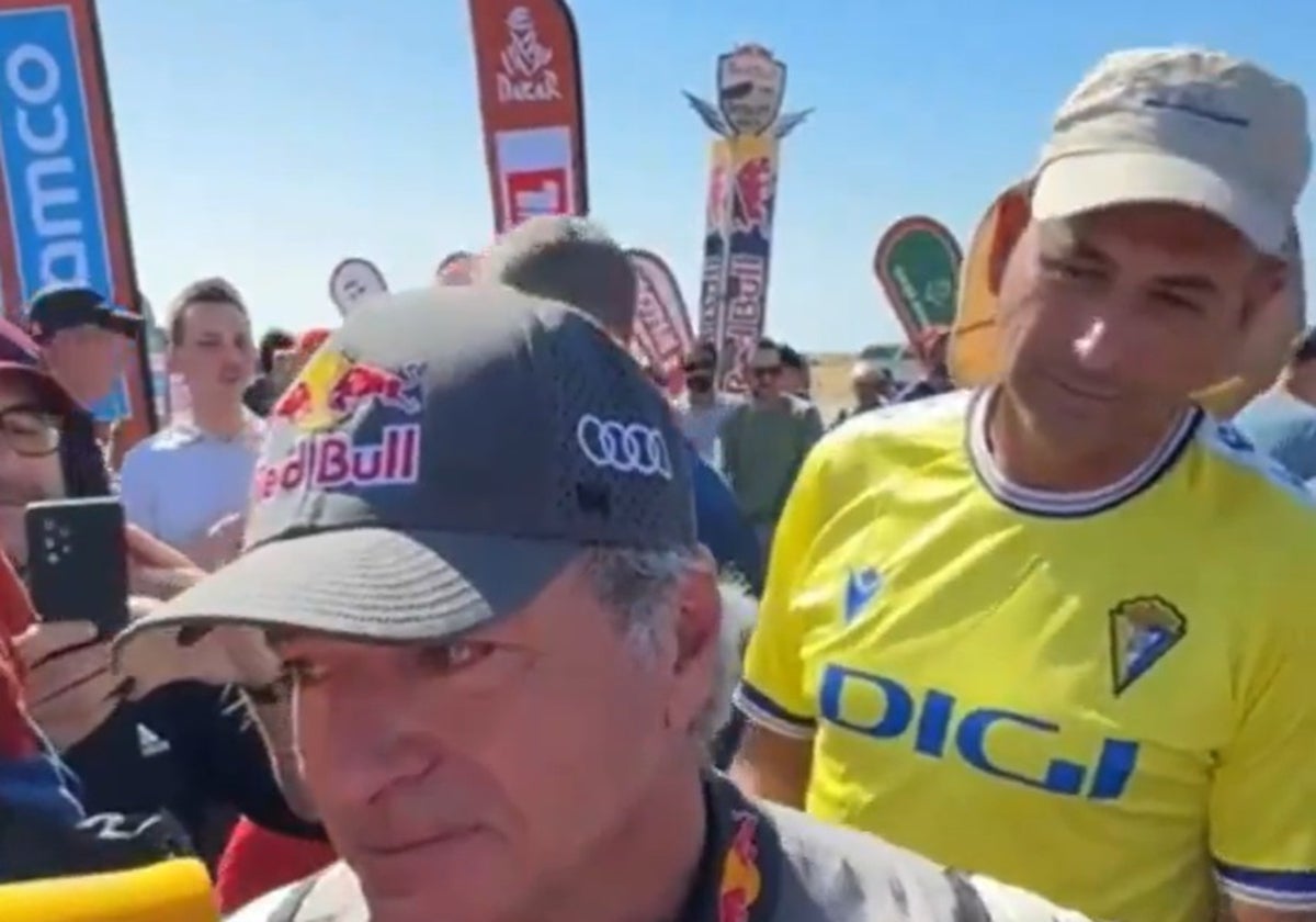 Carlos Sainz junto al aficionado cadista