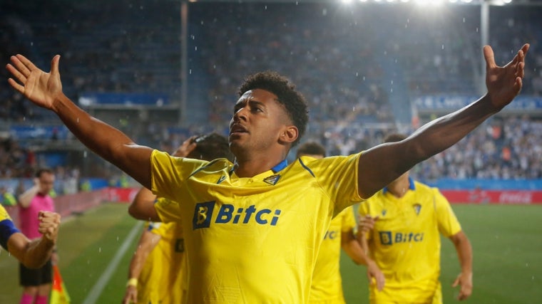 'Choco' Lozano celebra el histórico gol de la permanencia del Cádiz CF en Mendizorroza.