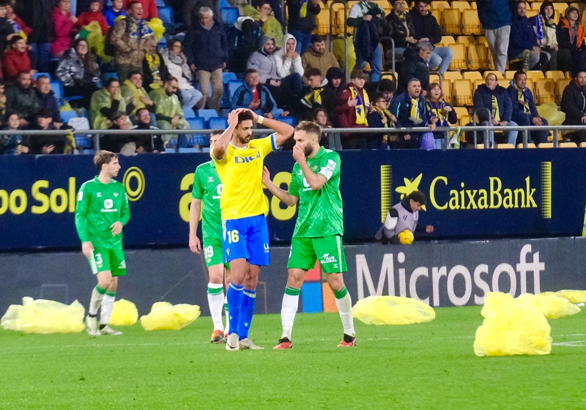 Chris Ramos se lleva las manos a la cabeza durante el Cádiz - Betis