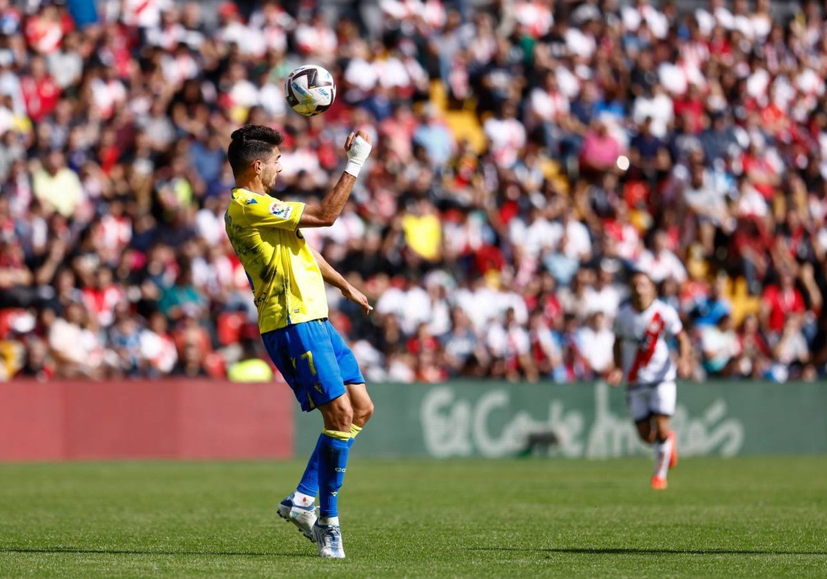 Rubén Sobrino forma parte del once amarillo en Vallecas