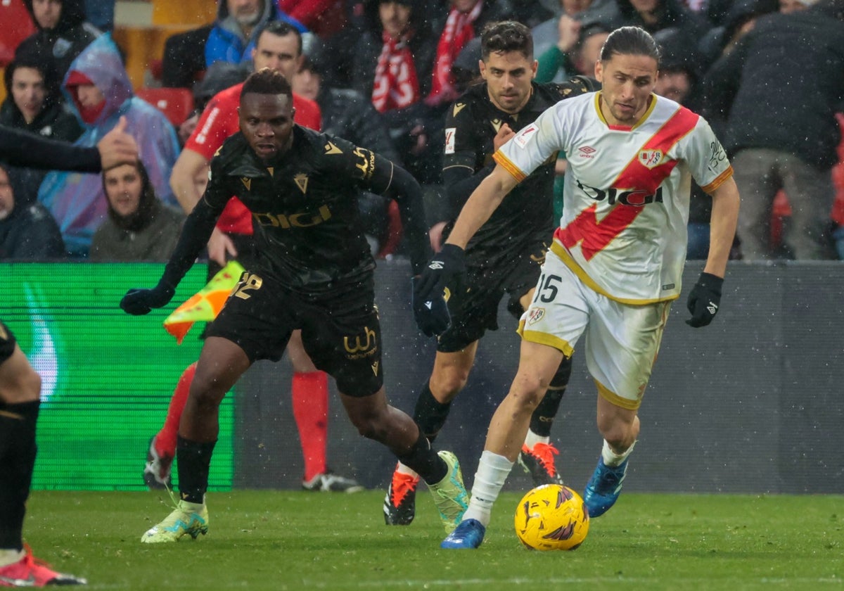 Kouamé encima a Crespo durante el Rayo - Cádiz