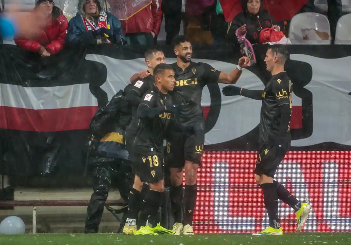 Los jugadores celebran el gol de Javi Hernández en Vallecas