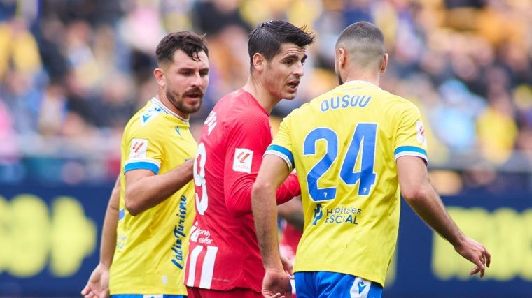 Víctor Chust junto a Aiham Ousou frente a Álvaro Morata en el Cádiz - Atlético.