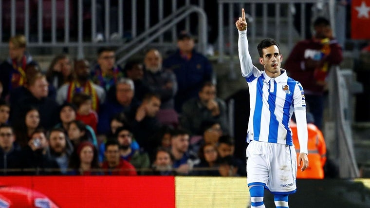 Juanmi celebra un gol con la Real Sociedad en el Camp Nou.