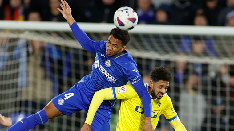 Chris Ramos durante el Getafe - Cádiz.