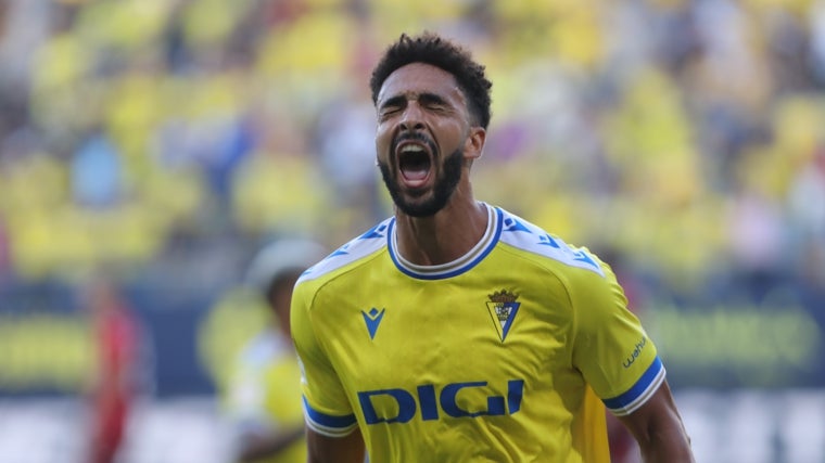 Chris Ramos celebra un gol con el Cádiz CF.