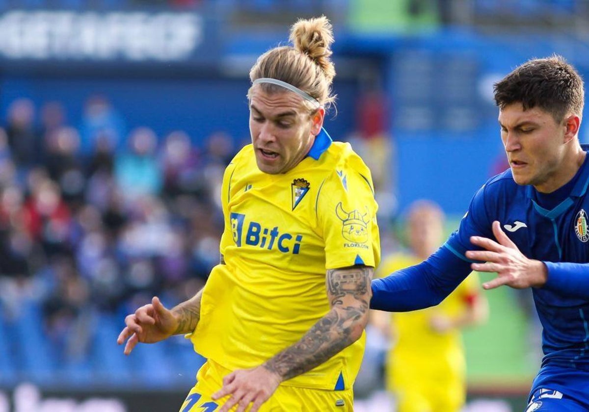 Álvaro Jiménez, con la camiseta amarilla en un duelo ante el Getafe