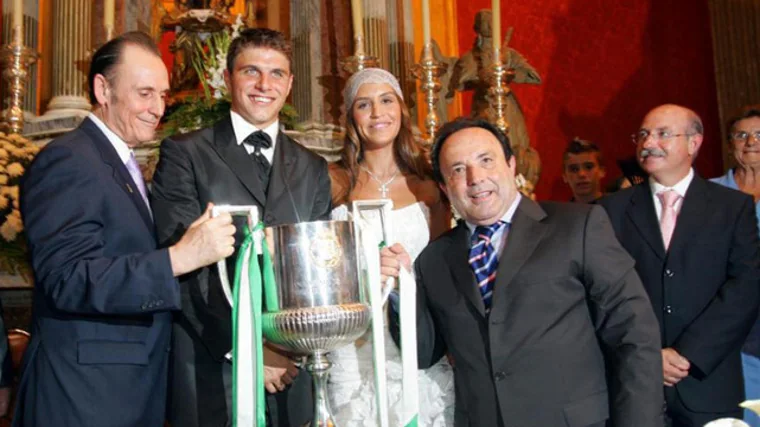 Lopera posa con Joaquín y la Copa del Rey en la boda del portuense.