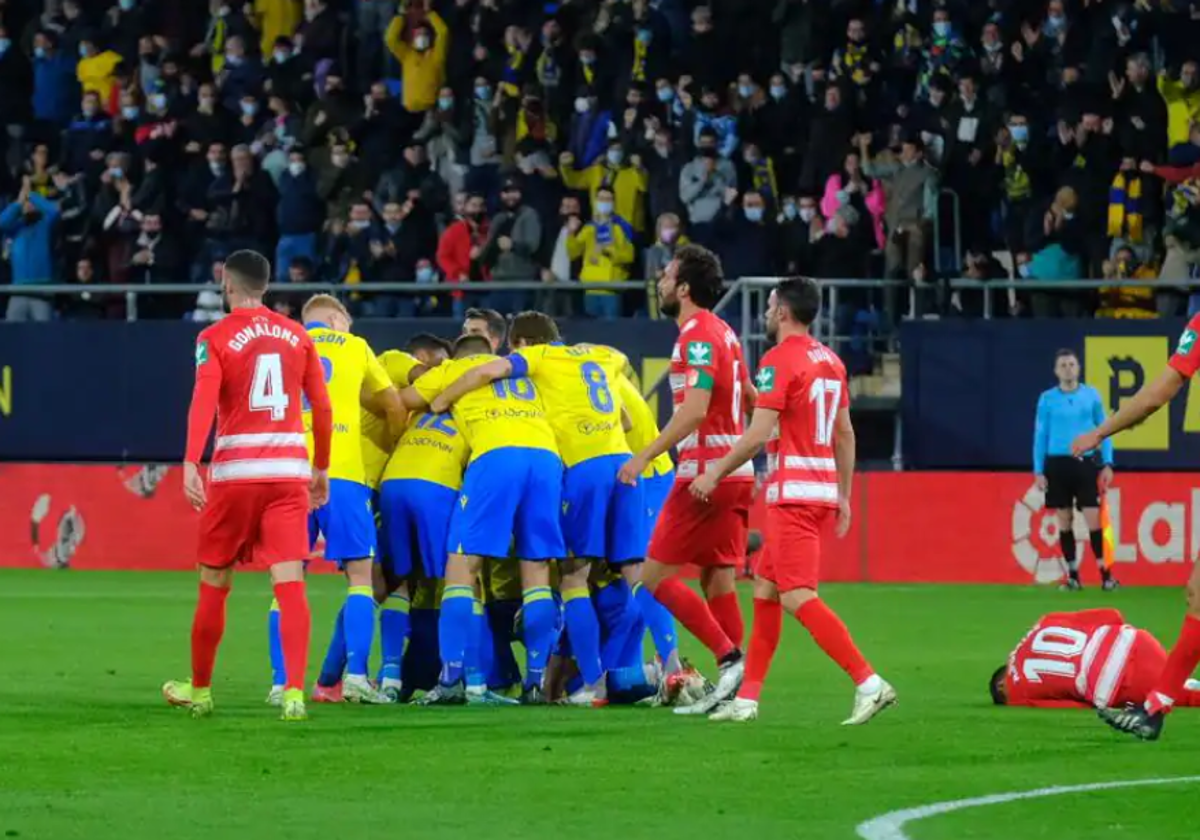 Los jugadores del Cádiz celebran el tanto de Arzamendia en el último choque ante el Granada en Carranza