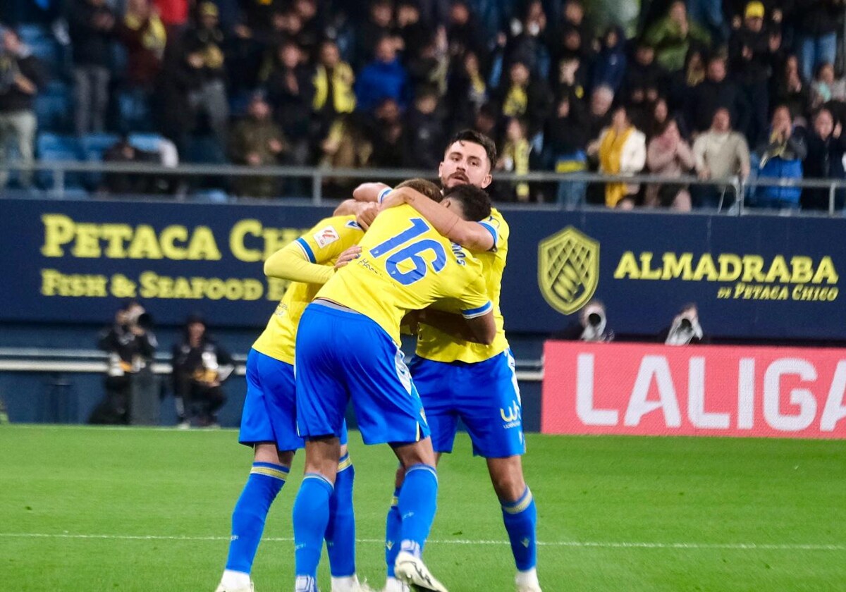Chust y Chris Ramos abrazan a Navarro, autor del gol.