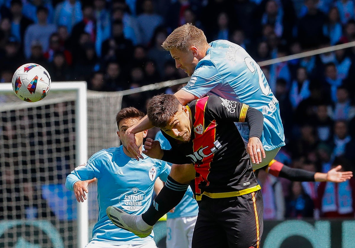 Carl Starfelt despeja un balón en su área ante el ataque rayista.