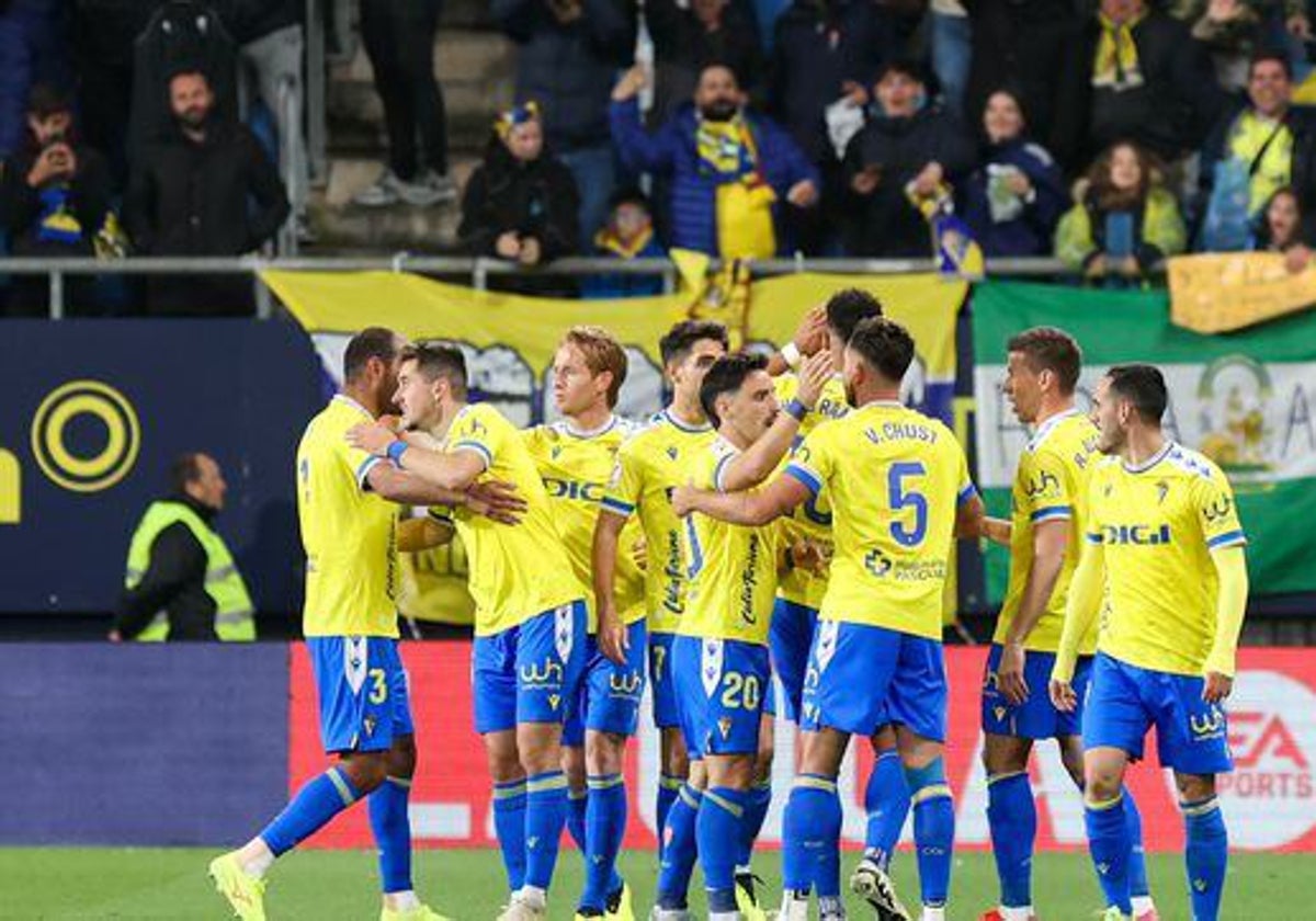 Los jugadores del Cádiz celebran el gol ante el Granada