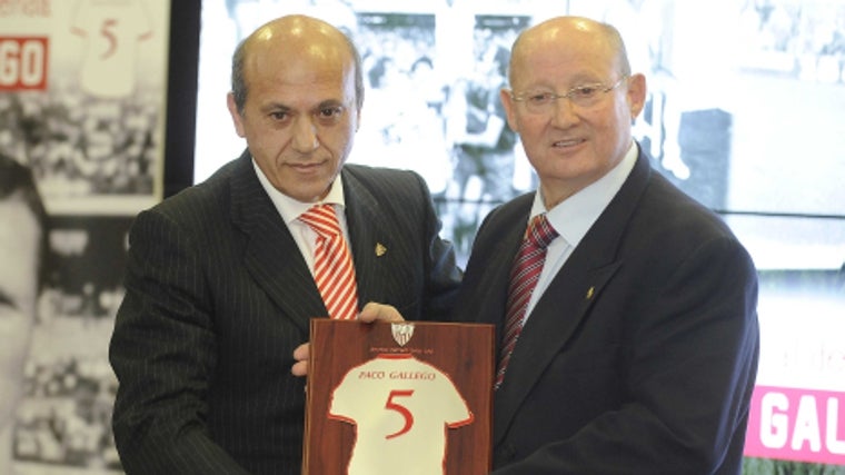 Paco Gallego recibió el Dorsal de Leyenda del Sevilla FC.