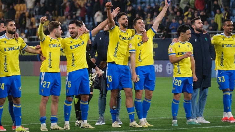 José Mari celebra la victoria ante el Granada junto a Iza y Lucas Pires.