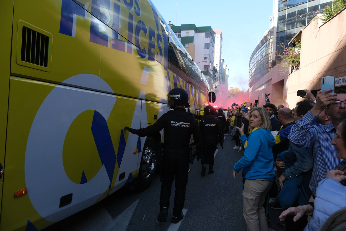 Galería de imágenes del espectacular recibimiento al Cádiz antes del partido contra el Barcelona