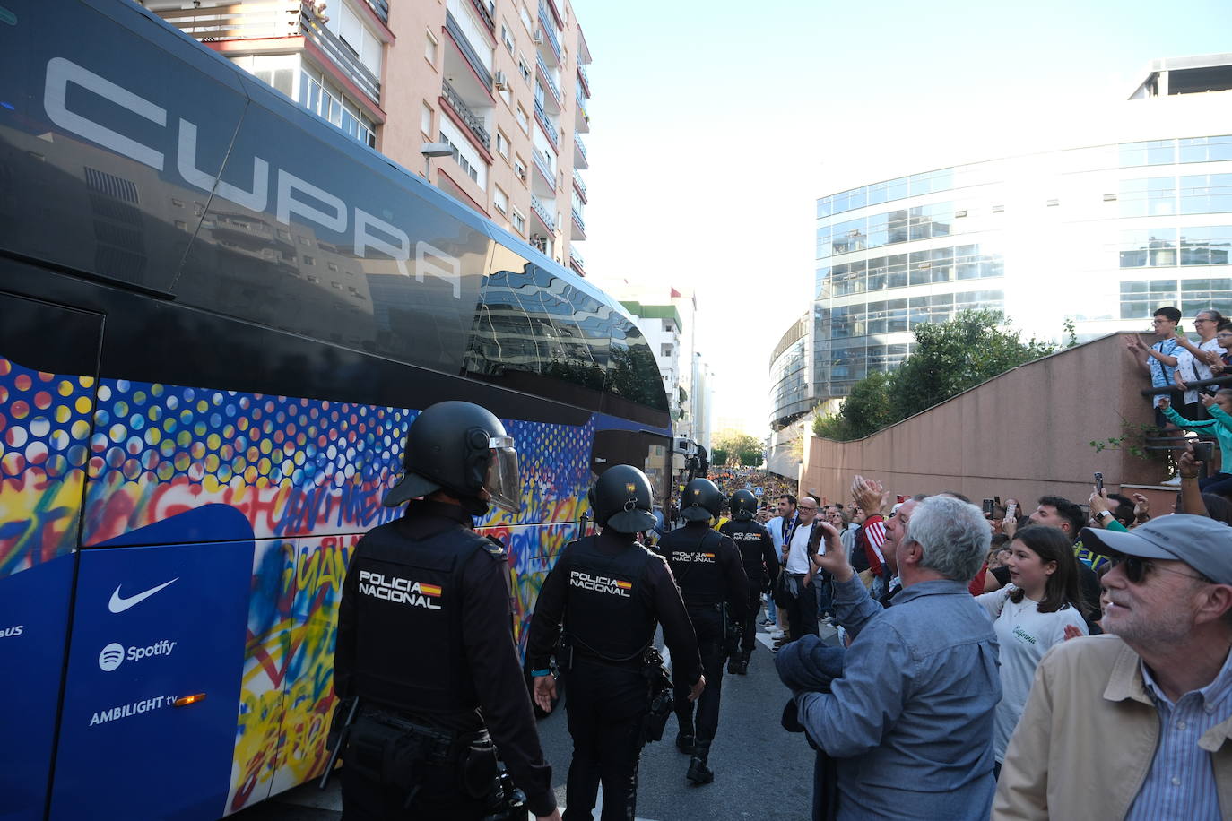 Galería de imágenes del espectacular recibimiento al Cádiz antes del partido contra el Barcelona