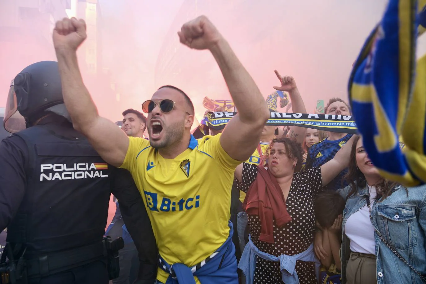 Galería de imágenes del espectacular recibimiento al Cádiz antes del partido contra el Barcelona
