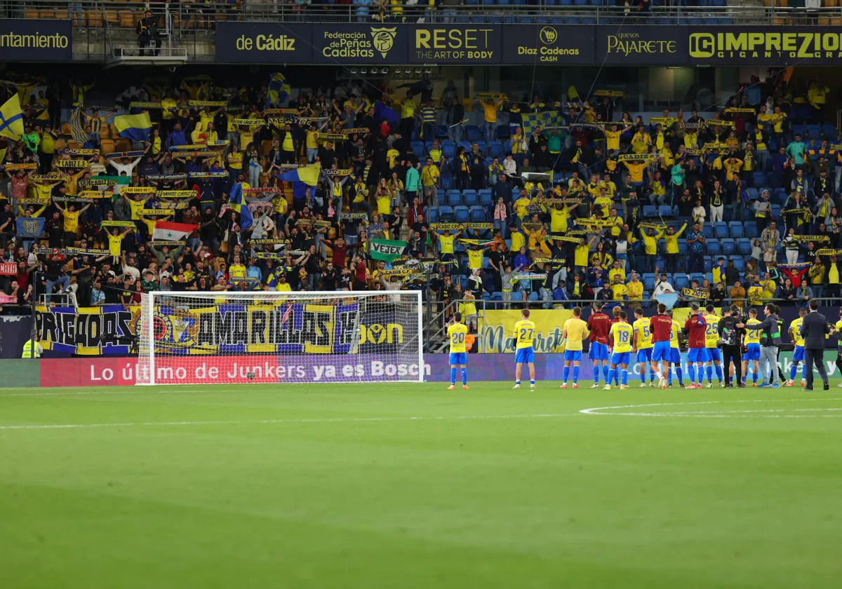 Los jugadores del Cádiz, ante su afición en Carranza tras el partido ante el Barcelona