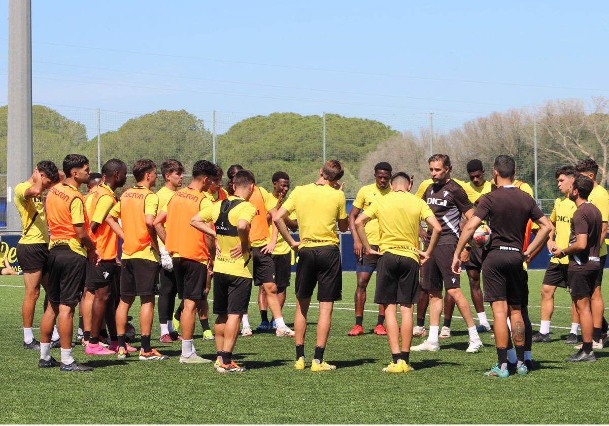 Alberto Cifuentes ofrece una charla a la plantilla del Mirandilla