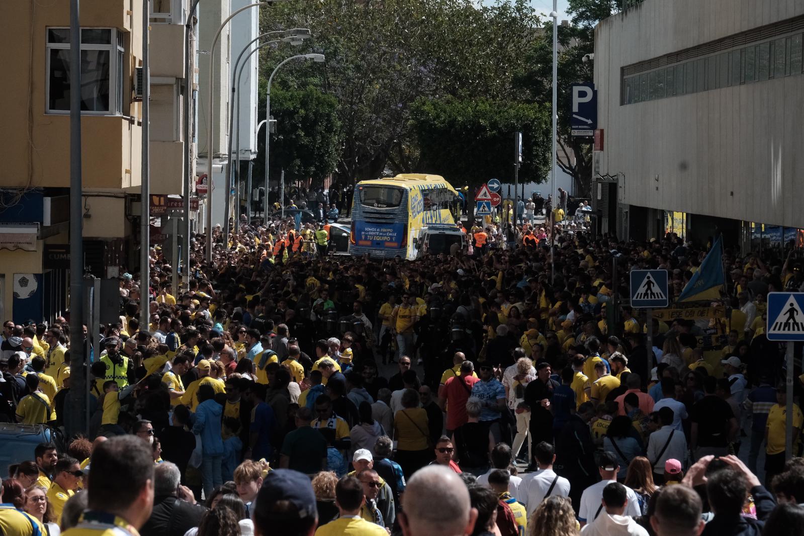 La afición abriga al equipo antes de la final con el Mallorca