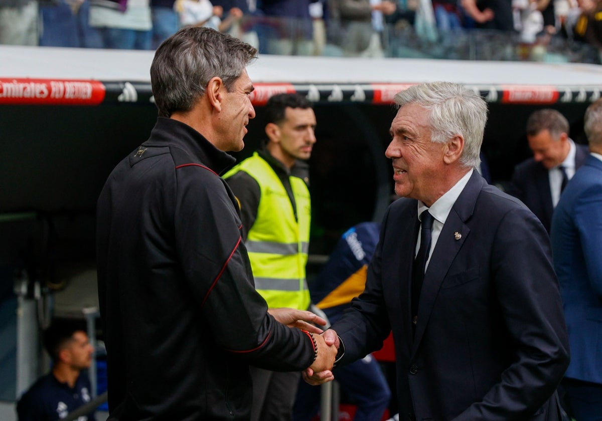 Pellegrino y Ancelotti se saludan antes del partido