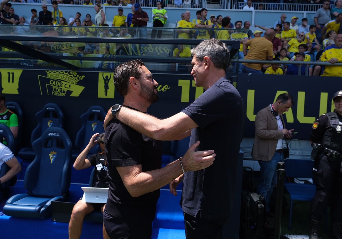 José Bordalás y Mauricio Pellegrino se saludan antes del inicio del choque