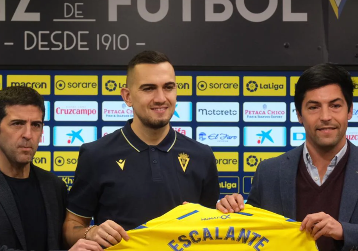 Borja Lasso, junto a Gonzalo Escalante y Juanjo Lorenzo, en la presentación del futbolista argentino