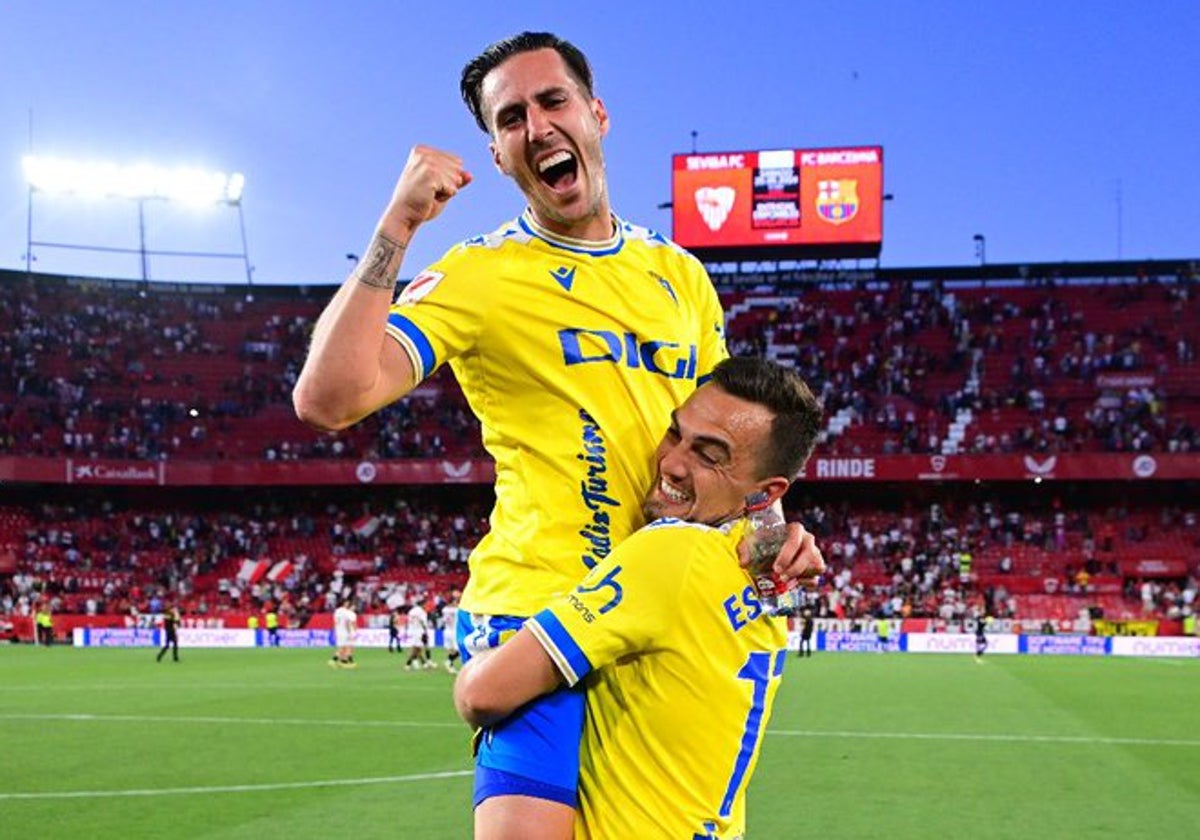 Sergi Guardiola celebra su gol junto a Gonzalo Escalante.