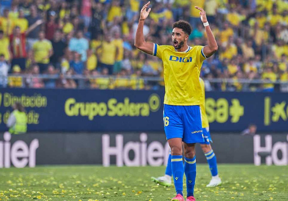 Chris Ramos en un partido con el Cádiz