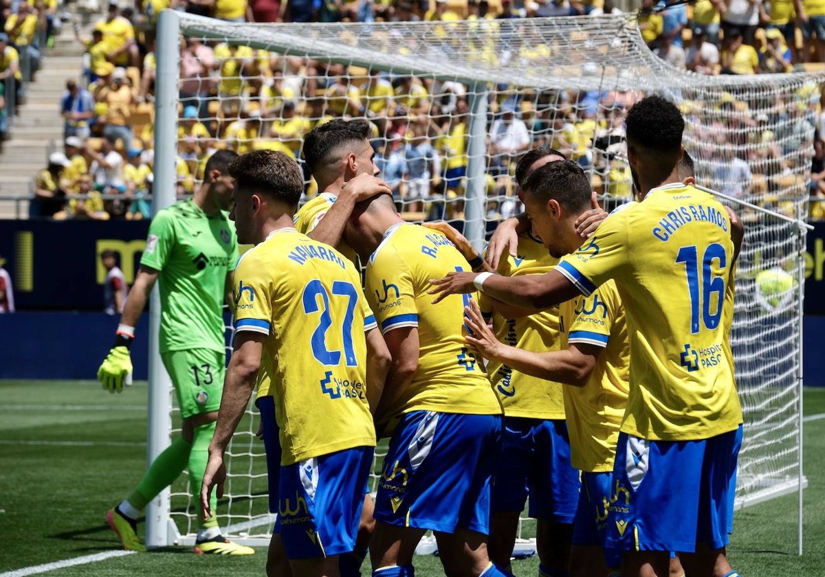 Jugadores del Cádiz celebran el tanto de Alcaraz ante el Getafe