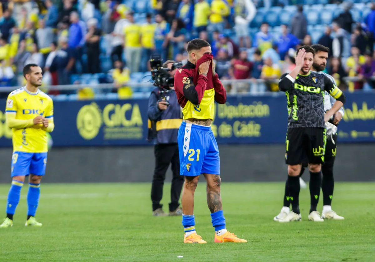 Jugadores del Cádiz, incluido Ledesma, lloran por el descenso del equipo