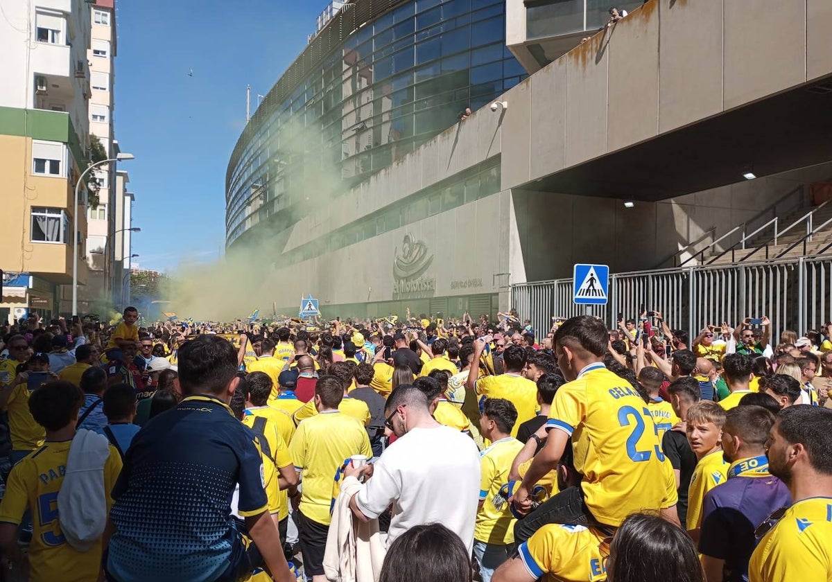 Recibimiento de la afición del Cádiz CF a su equipo