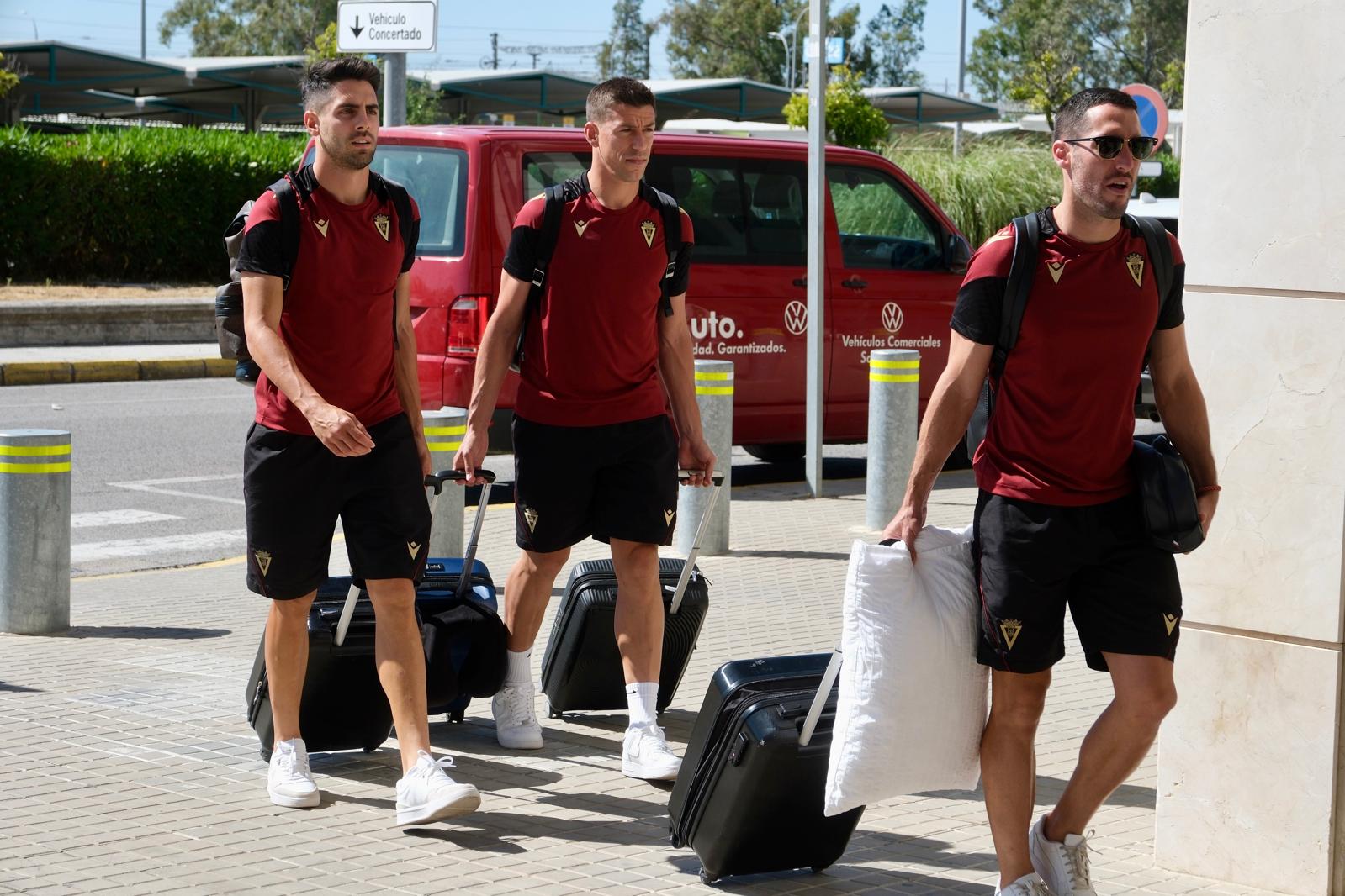 Fotos: Salida de la expedición del Cádiz CF rumbo a El Salvador