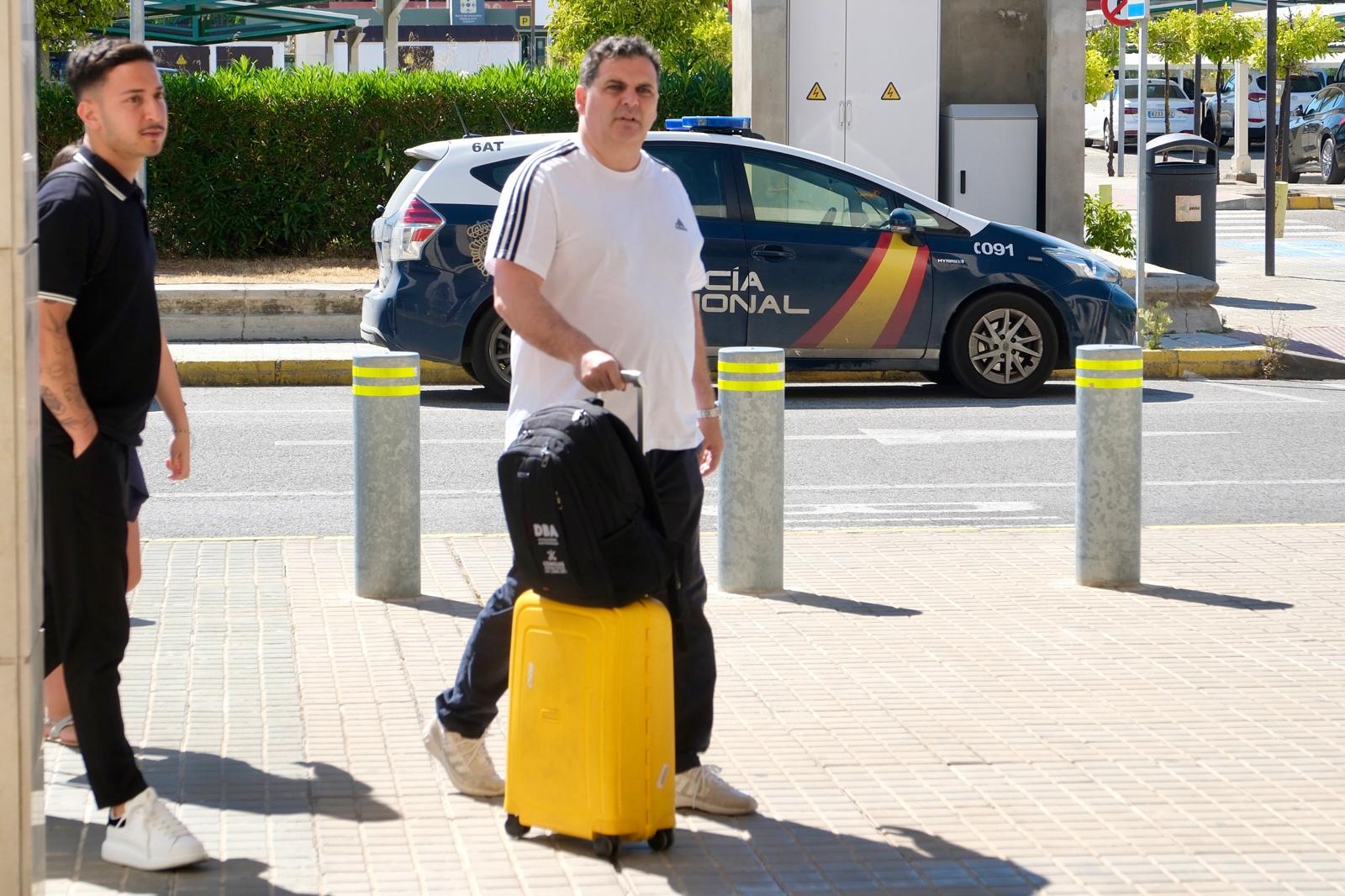 Fotos: Salida de la expedición del Cádiz CF rumbo a El Salvador