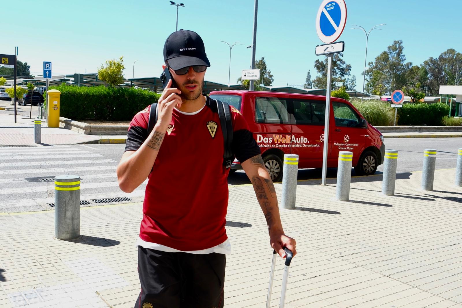 Fotos: Salida de la expedición del Cádiz CF rumbo a El Salvador