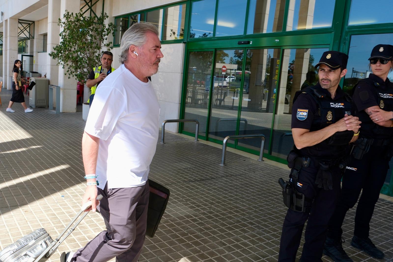 Fotos: Salida de la expedición del Cádiz CF rumbo a El Salvador