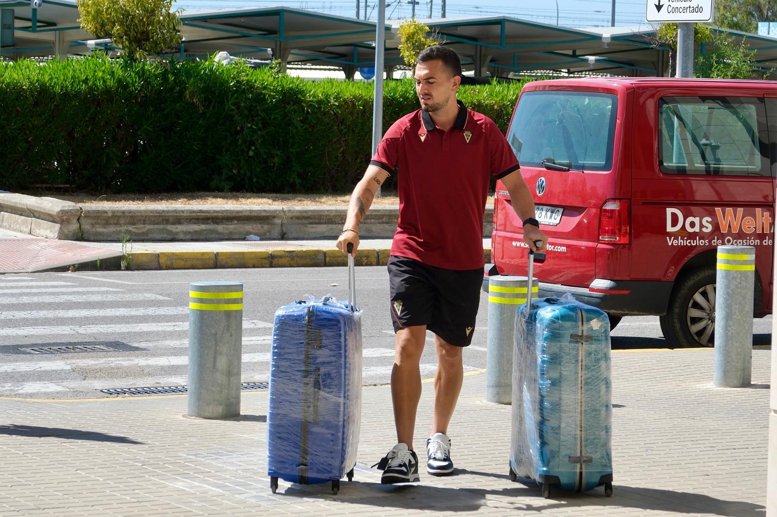 Fotos: Salida de la expedición del Cádiz CF rumbo a El Salvador