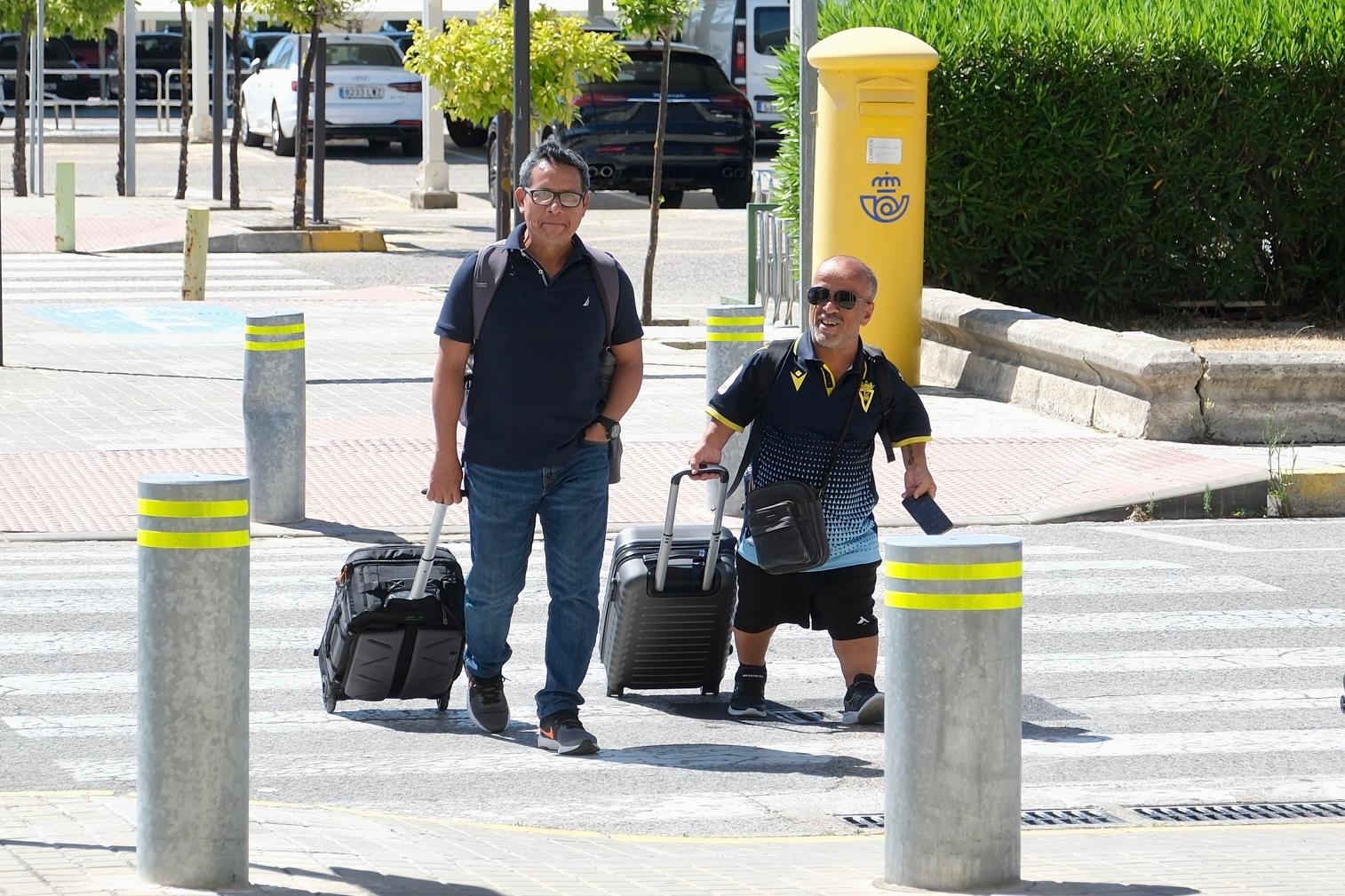 Fotos: Salida de la expedición del Cádiz CF rumbo a El Salvador