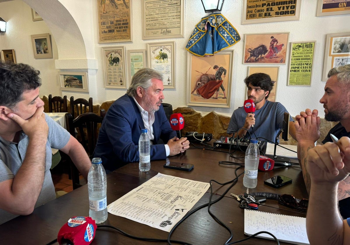 Vizcaíno, con Contreras a su derecha, durante la entrevista en Radio Marca Cádiz con Pablo Vallejo.