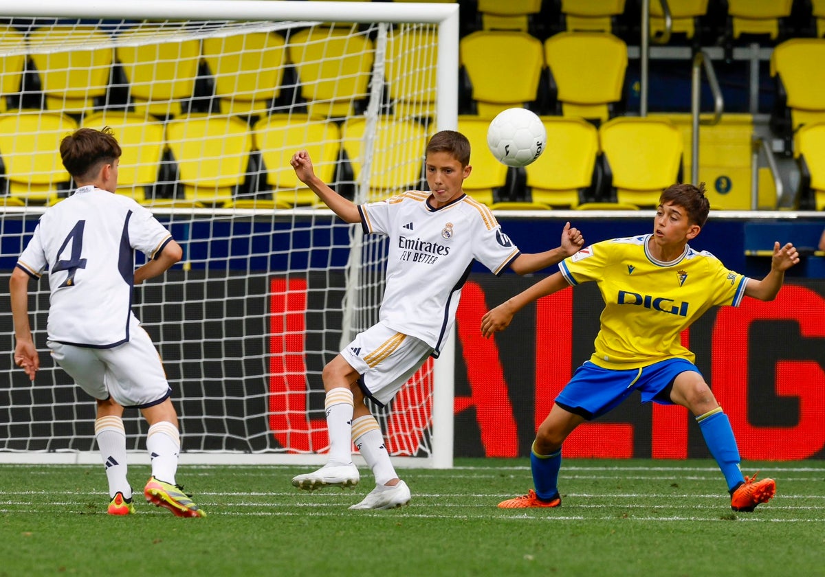 El Alevín A del Cádiz CF no pudo con el Real Madrid.