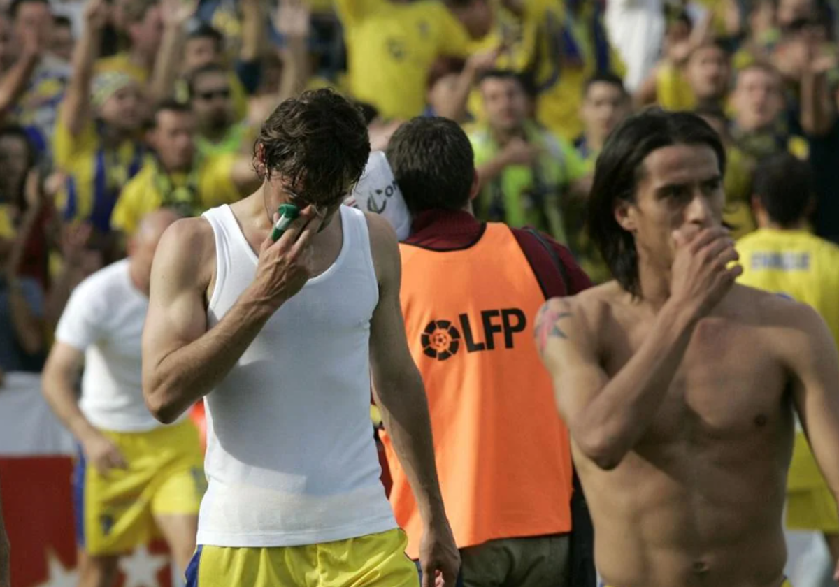 Andrés Fleurquin y Lucas Lobos, tras el descenso en el Coliseum en 2006