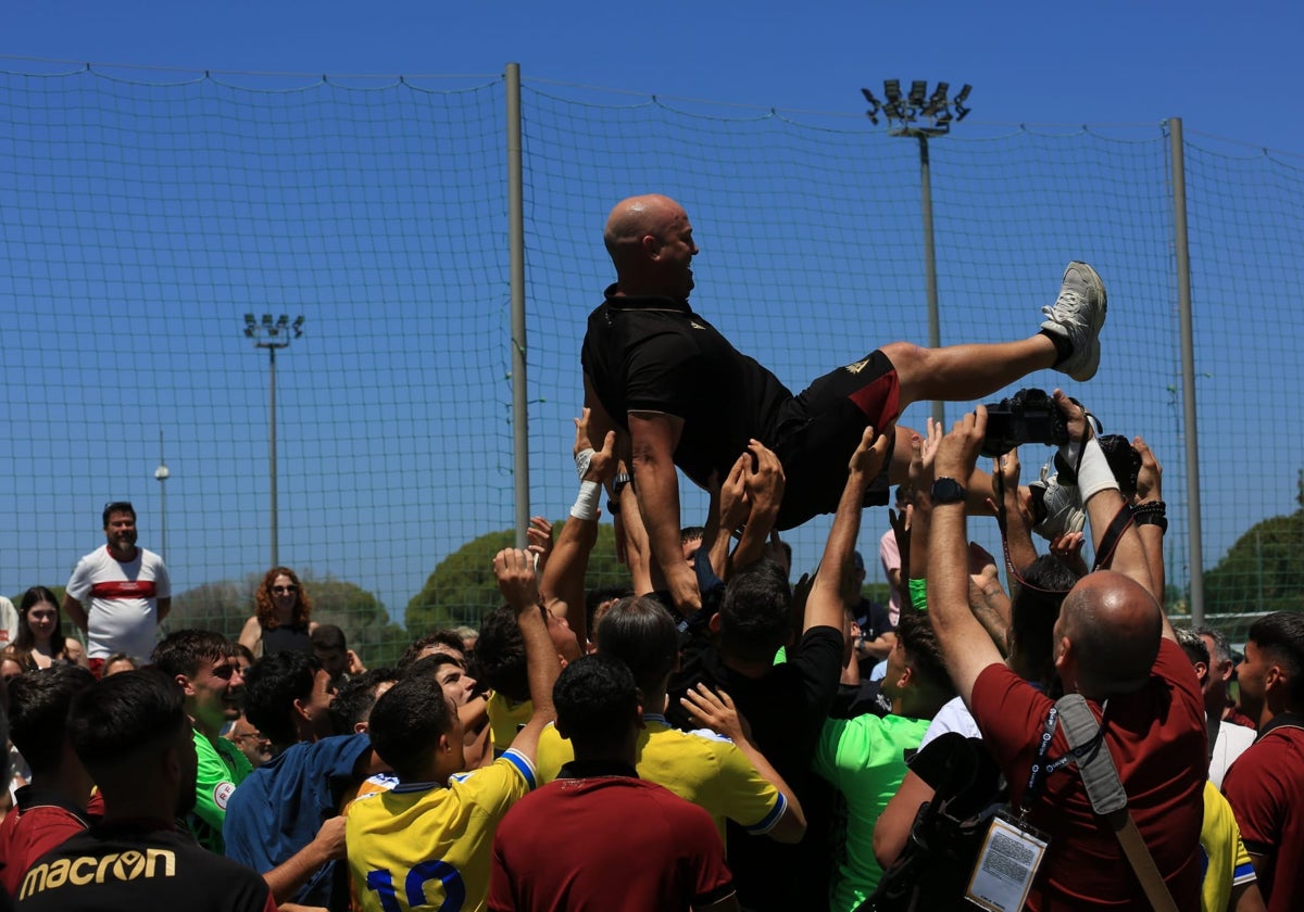 Jesuli Velázquez, manteado por los futbolistas del Balón