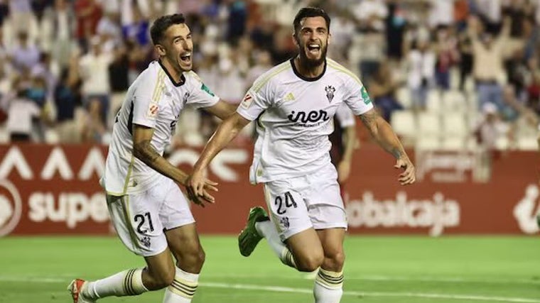 Antonio Cristian Glauder celebra un gol con el Albacete.