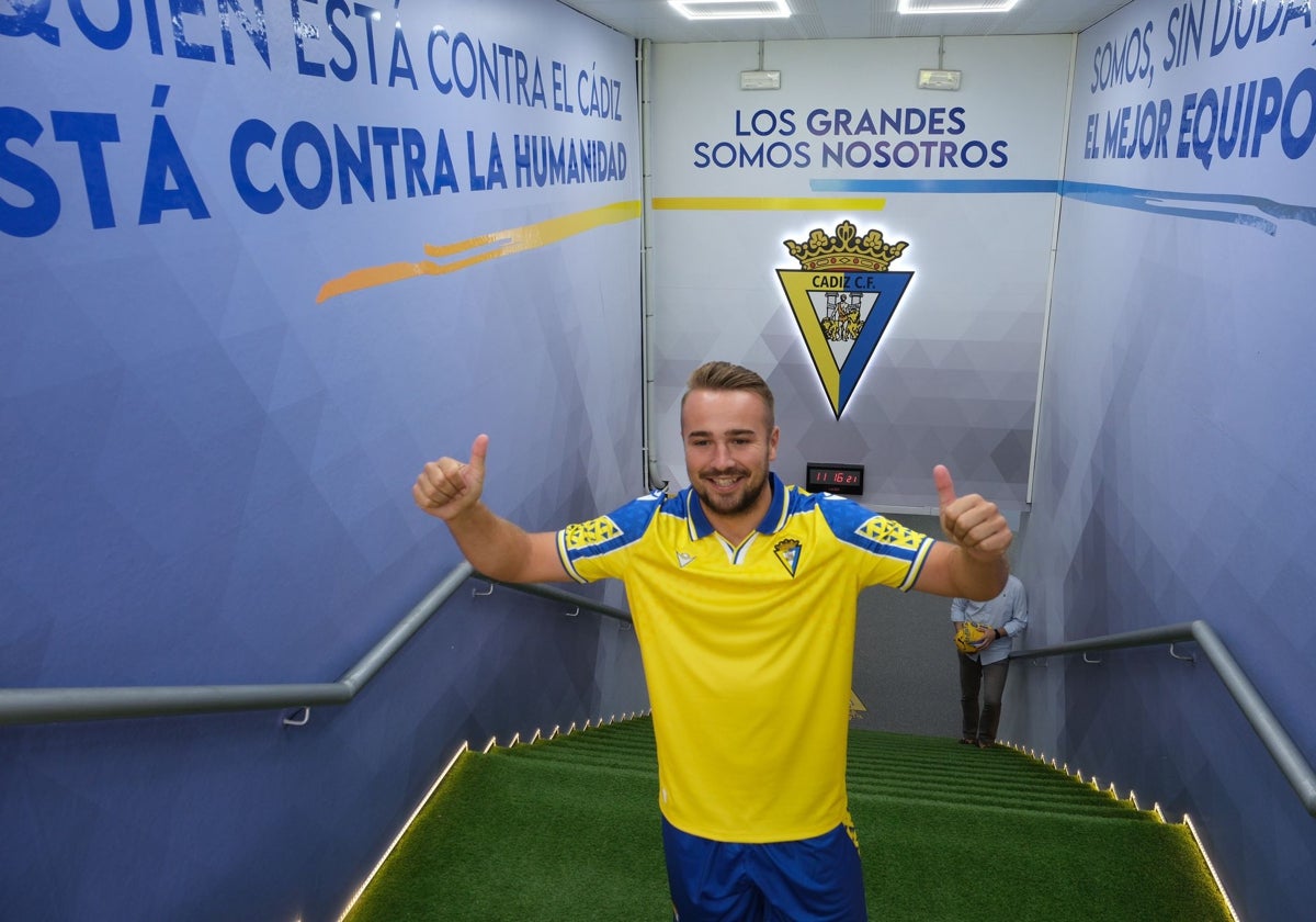 Ontiveros posa en el túnel de vestuarios de Carranza